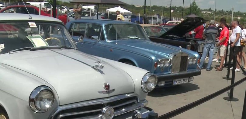 Bijuterii pe patru roți: Sute de mașini unice, în premieră la Chișinău