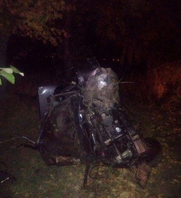 Grav accident la Balatina: Un minor băut s-a izbit cu Mercedesul într-un copac. Sunt victime