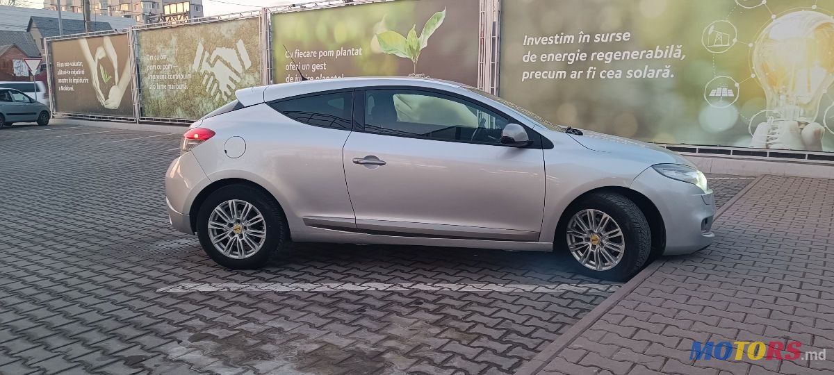 2011' Renault Megane photo #2