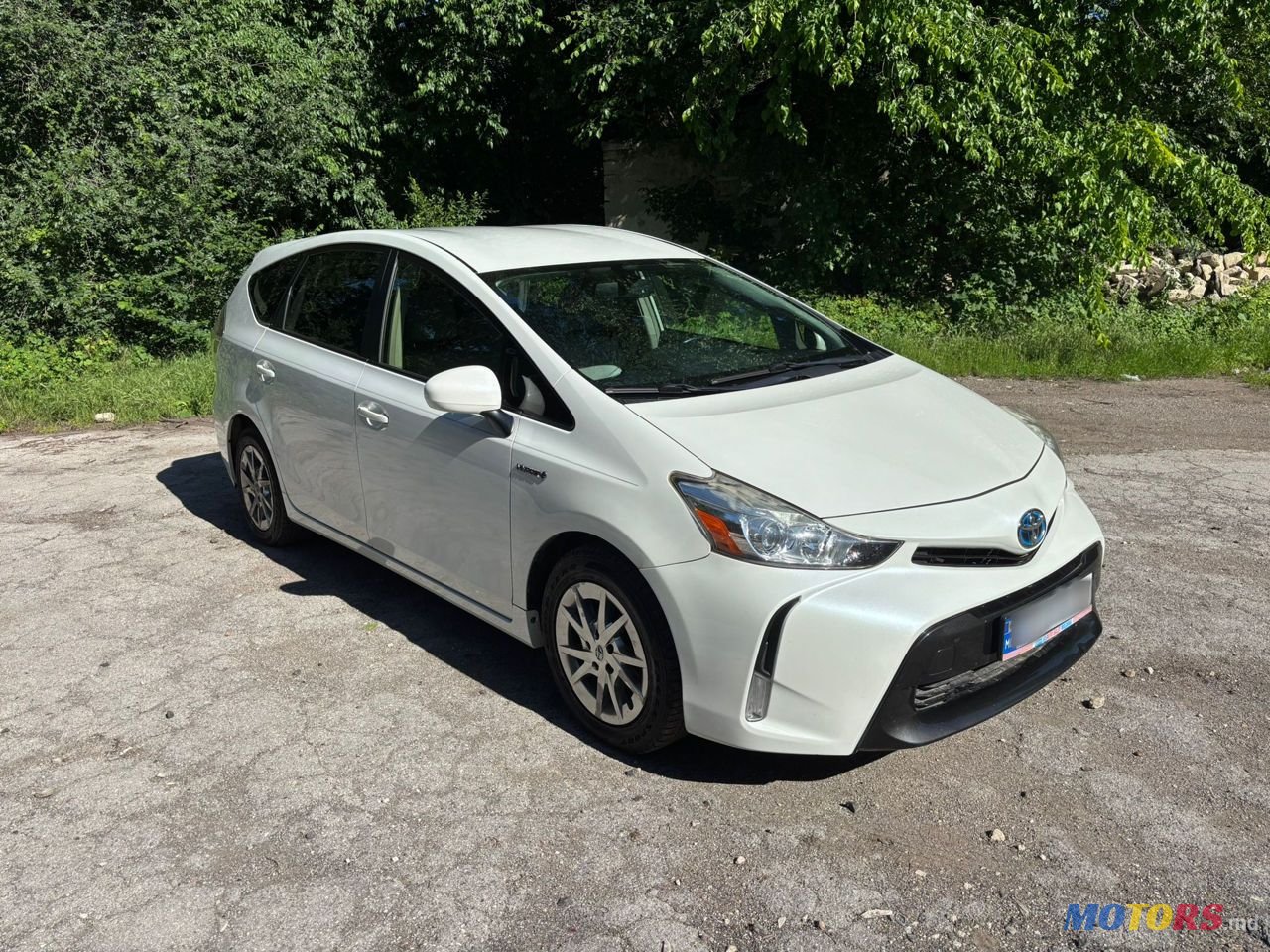 2015' Toyota Prius v photo #1