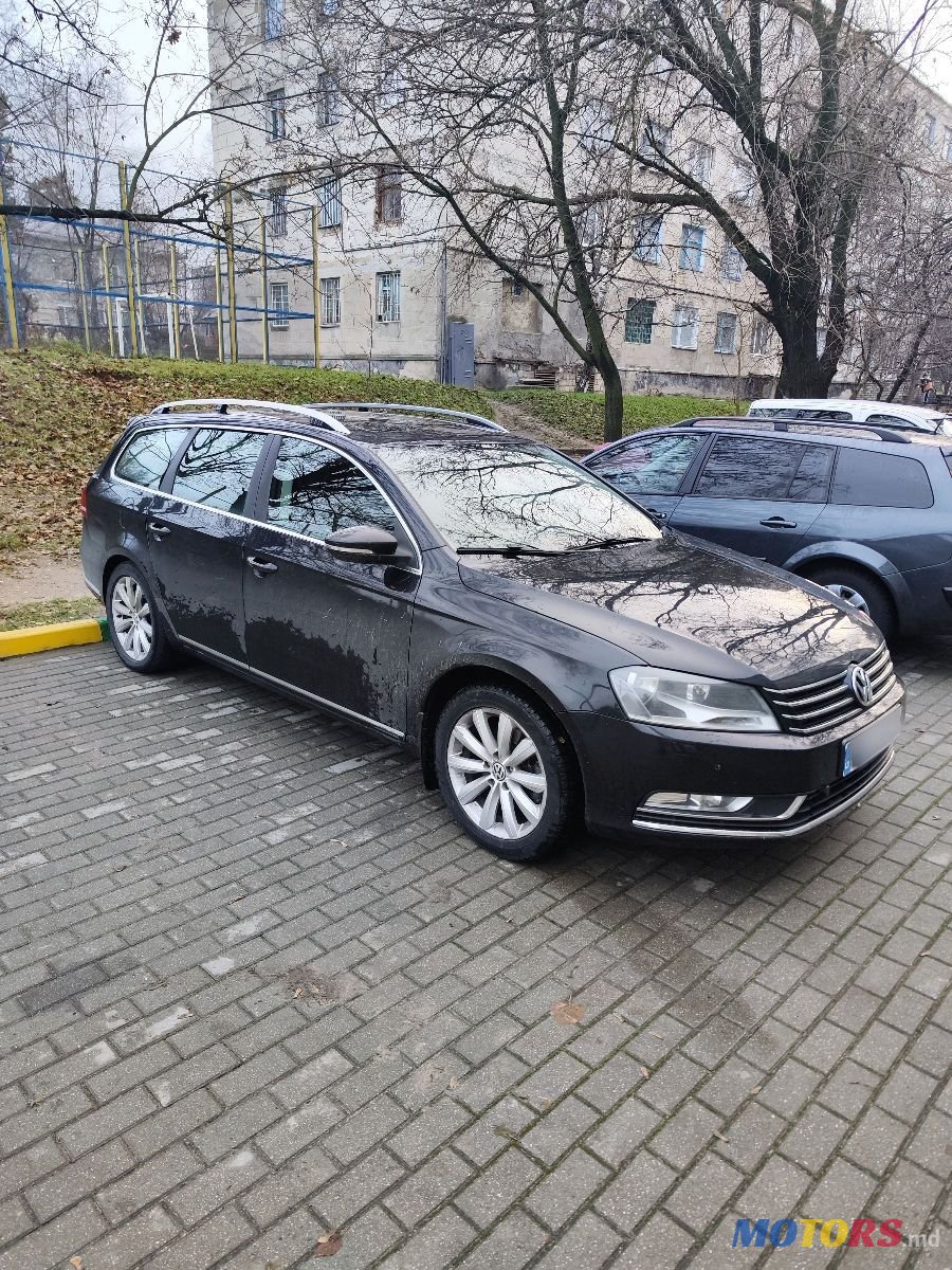 2011' Volkswagen Passat photo #2