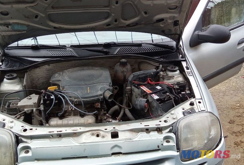 2001' Renault Clio Symbol photo #3