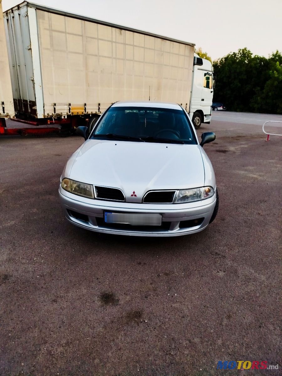 2002' Mitsubishi Carisma photo #2
