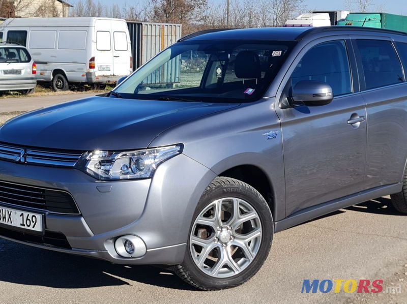 2013' Mitsubishi Outlander photo #2