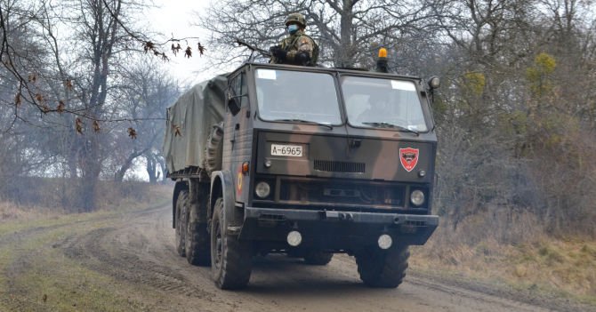 Румыния ищет водителей для армейских грузовиков и БТР: желающих немного