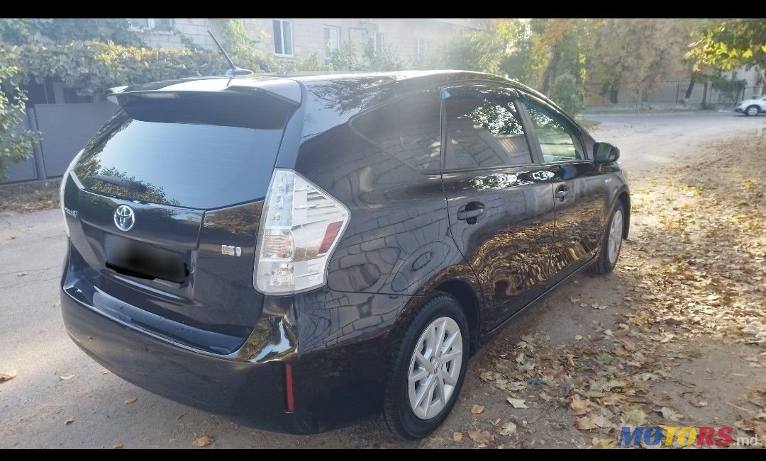2012' Toyota Prius v photo #1