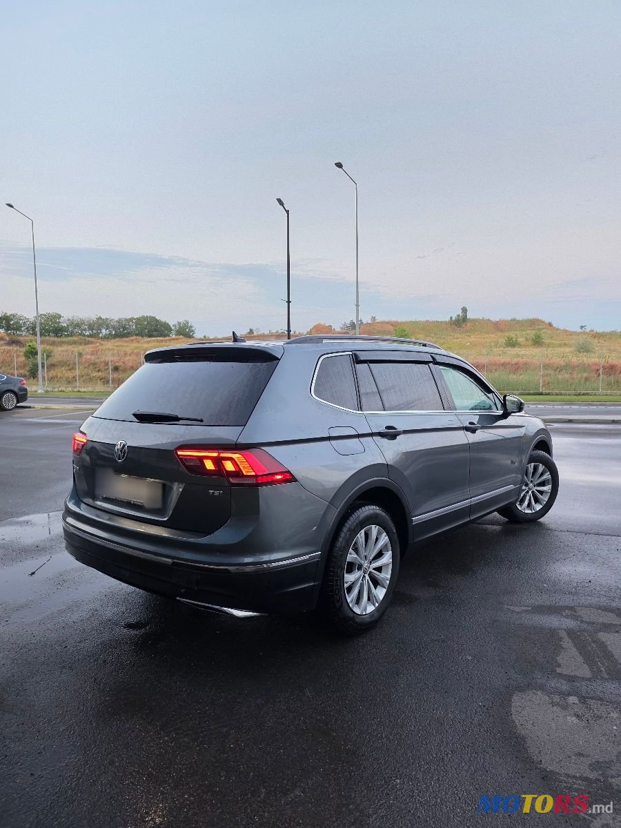 2018' Volkswagen Tiguan photo #3