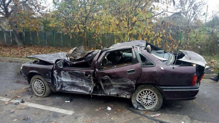 Серьезная авария в Рыбнице: автомобиль врезался в цементовоз и перевернулся