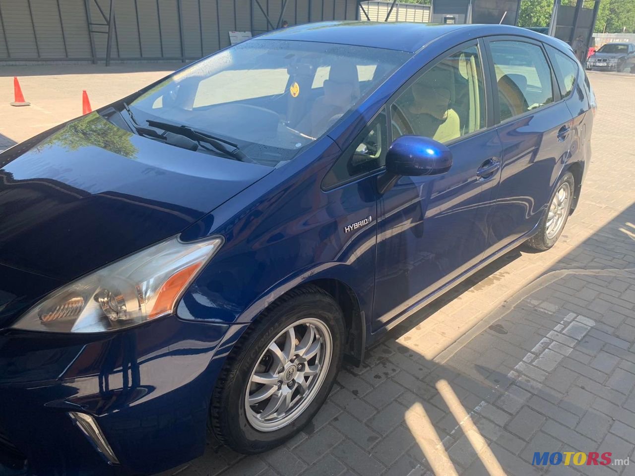 2013' Toyota Prius v photo #3