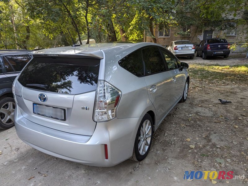 2013' Toyota Prius v photo #3