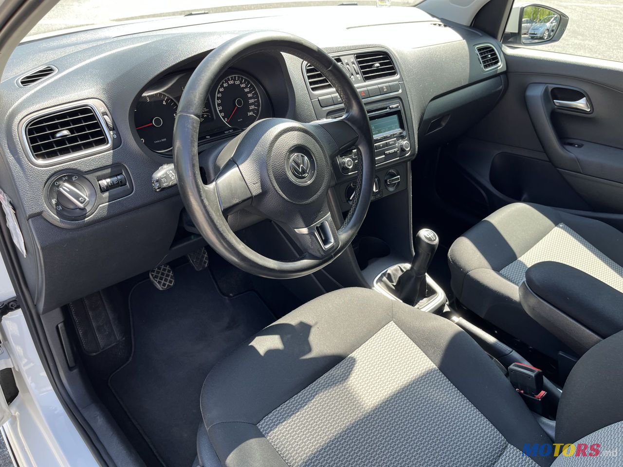 2011' Volkswagen Polo photo #5