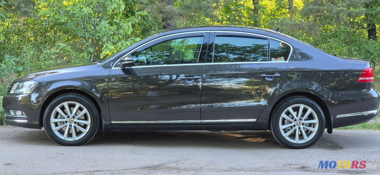 2011' Volkswagen Passat photo #2