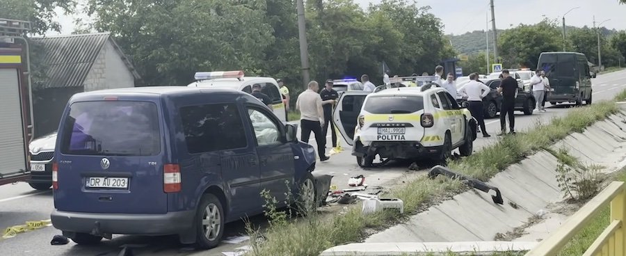 Doi polițiști de patrulare au fost loviți violent de o mașină lângă Sîngerei. Au decedat la spital