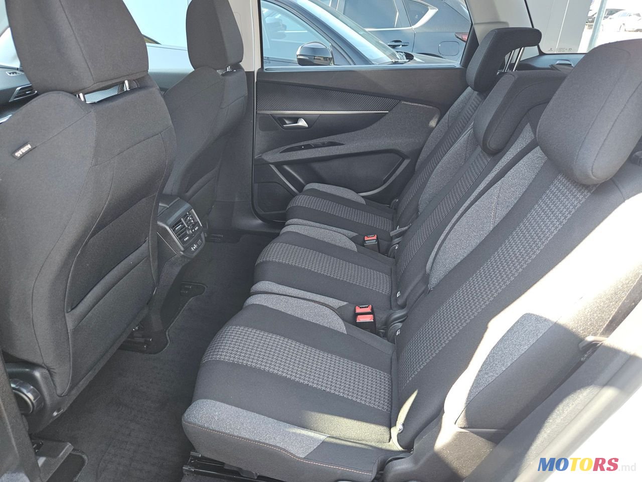 2020' Peugeot 5008 photo #6