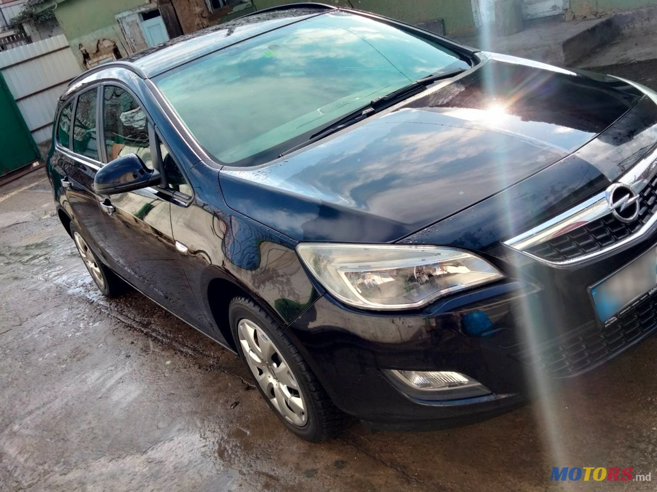 2011' Opel Astra photo #1