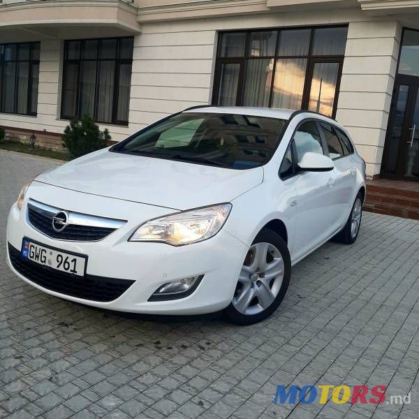 2011' Opel Astra photo #2