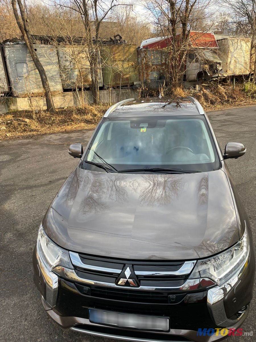 2017' Mitsubishi Outlander photo #3