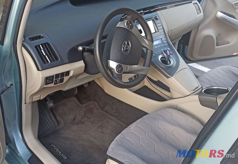 2013' Toyota Prius photo #5