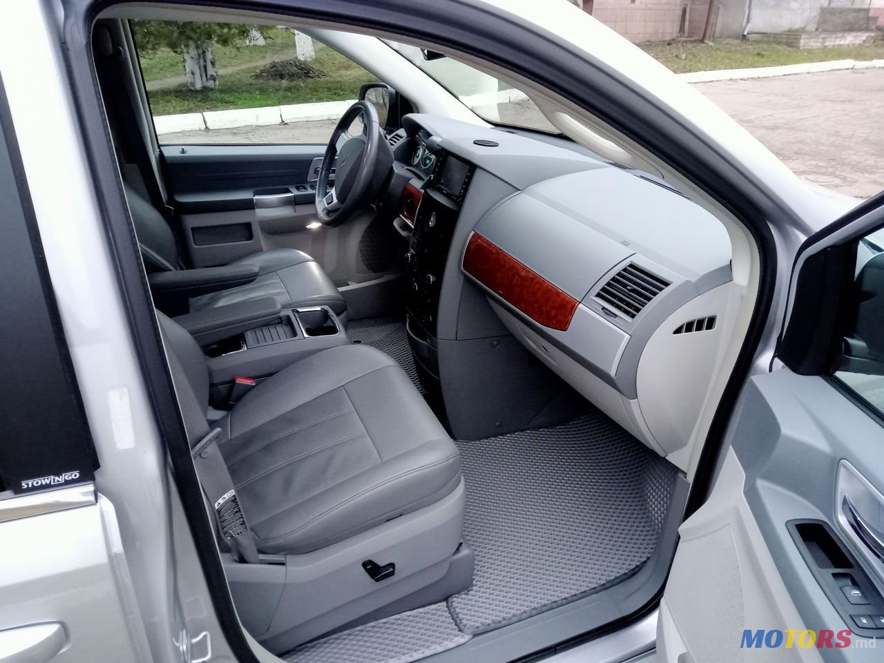 2009' Chrysler Town&Country photo #2