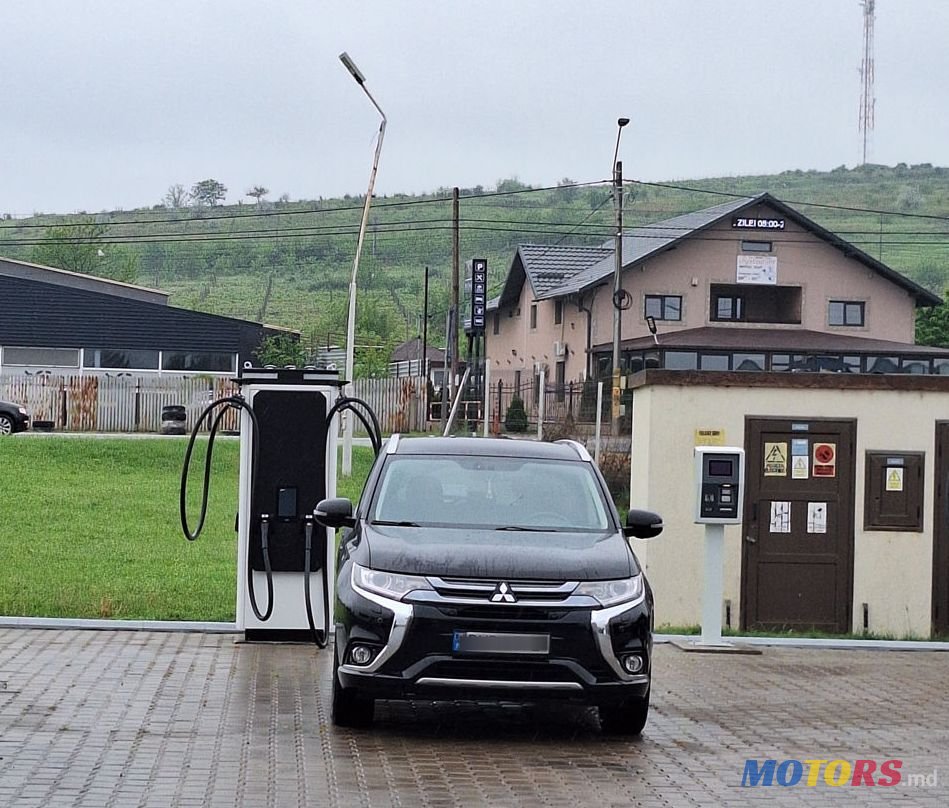 2015' Mitsubishi Outlander photo #1