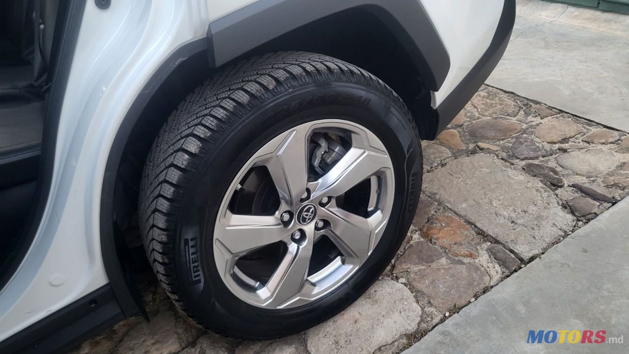 2019' Toyota RAV4 photo #6