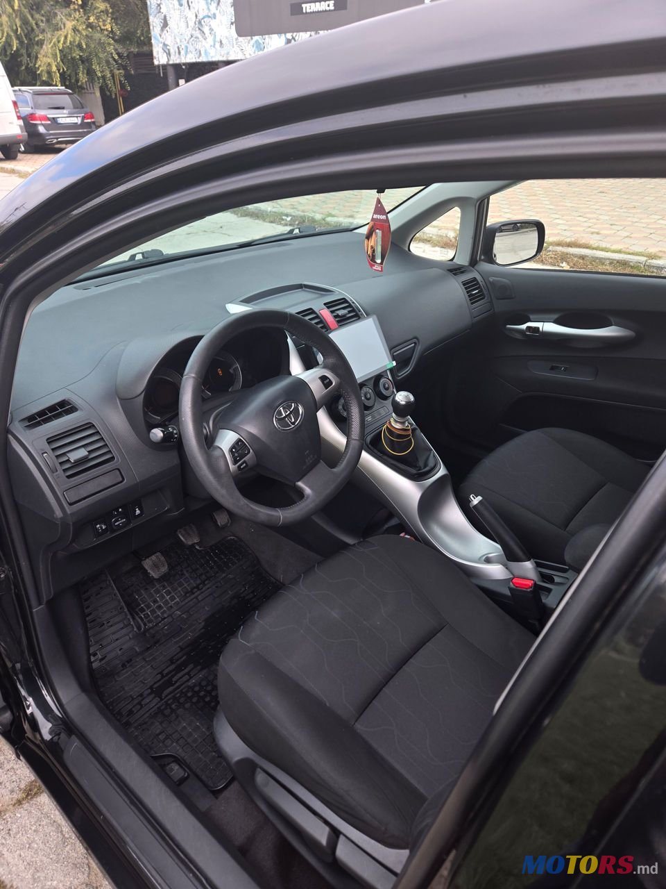 2011' Toyota Auris photo #2