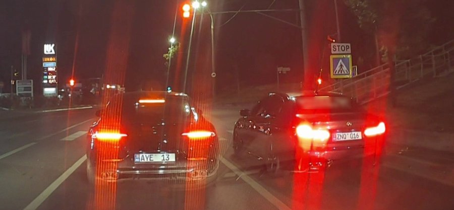 Întrecere la semafor pe strada Albișoara, oprită rapid de poliție. Echipajul era chiar pe contrasens