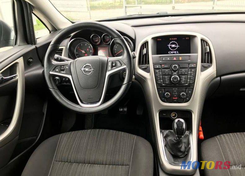 2011' Opel Astra photo #1