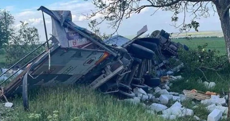 В Тараклийском районе перевернулся грузовик: погибли двое граждан Румынии