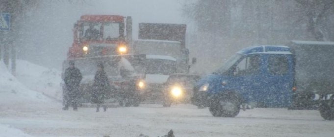 Сильнейший снегопад парализовал трассы на севере Молдовы
