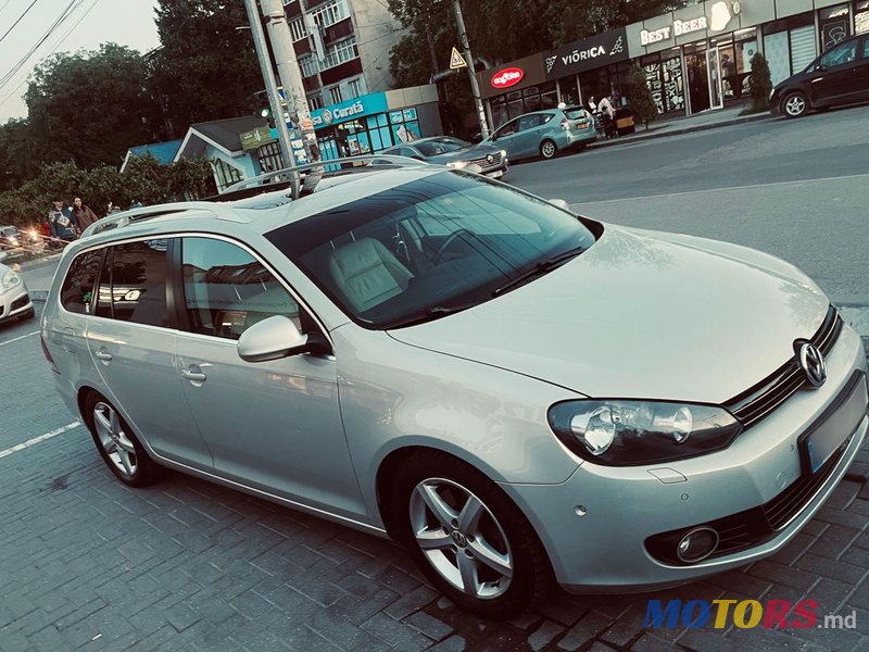2009' Volkswagen Golf photo #2