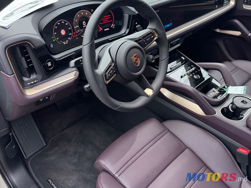 2024' Porsche Cayenne Coupe photo #5