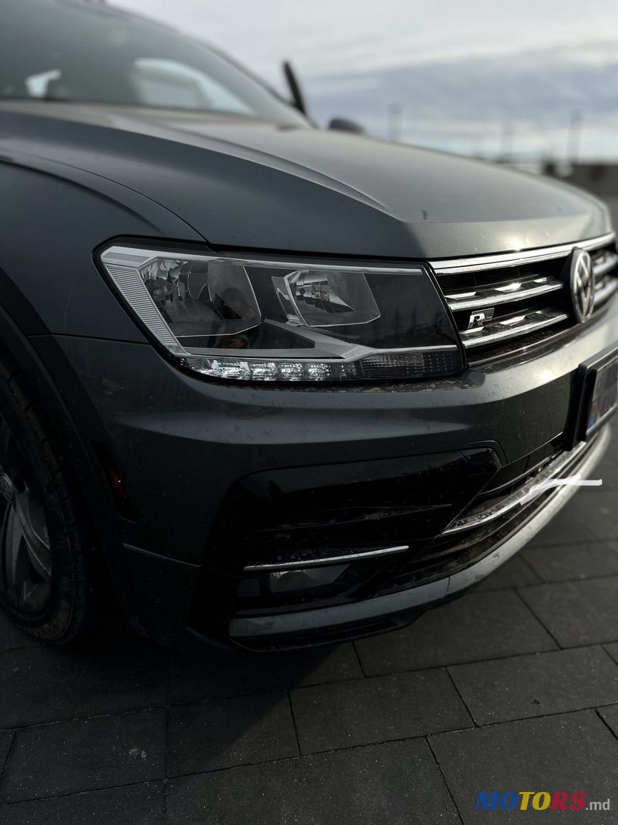 2018' Volkswagen Tiguan photo #2