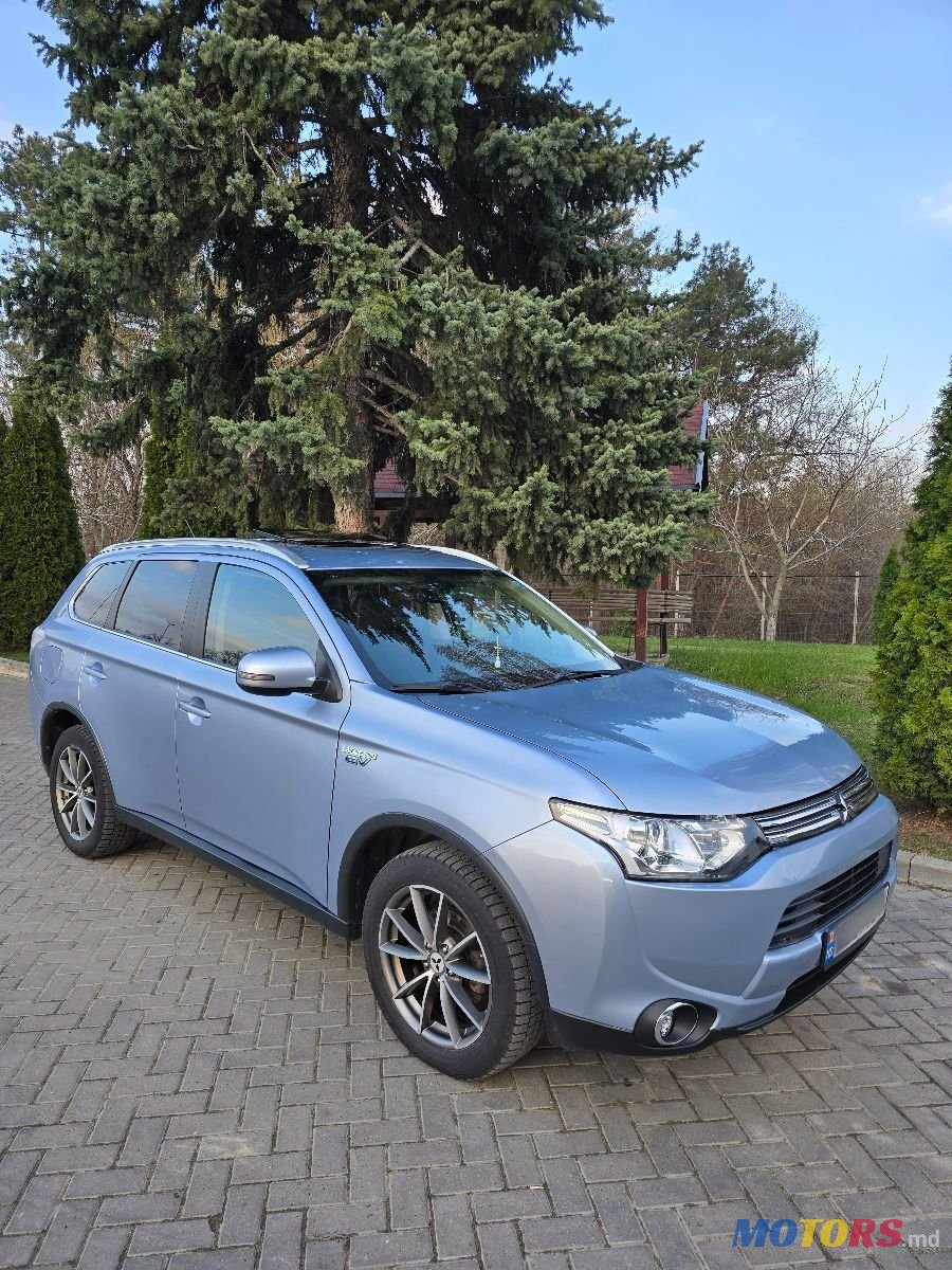 2014' Mitsubishi Outlander photo #2