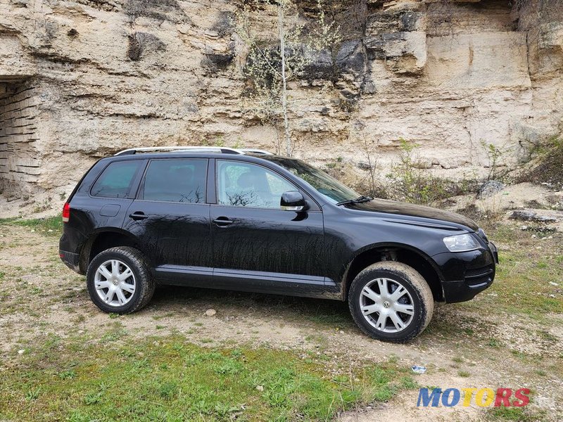 2005' Volkswagen Touareg photo #2