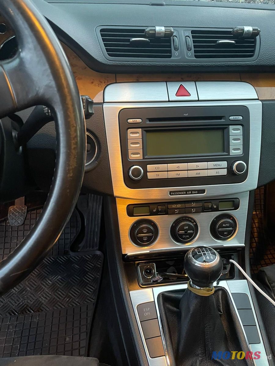 2008' Volkswagen Passat photo #6