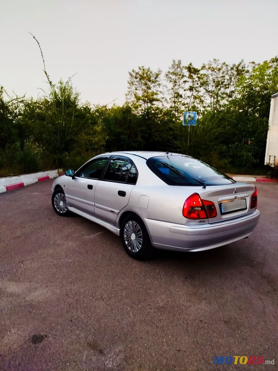 2002' Mitsubishi Carisma photo #3