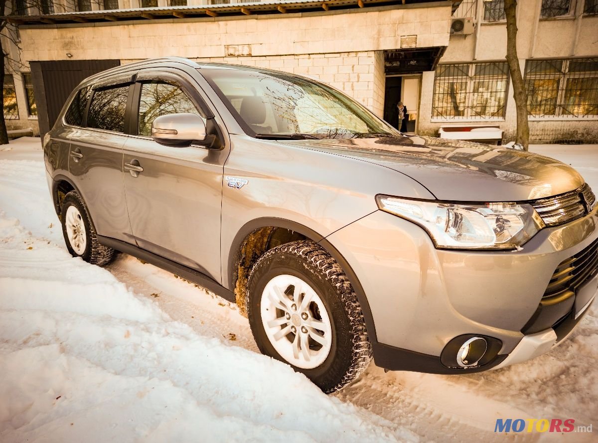 2014' Mitsubishi Outlander photo #2