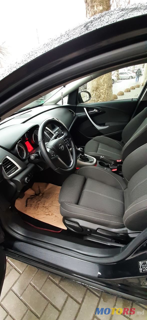 2012' Opel Astra photo #4