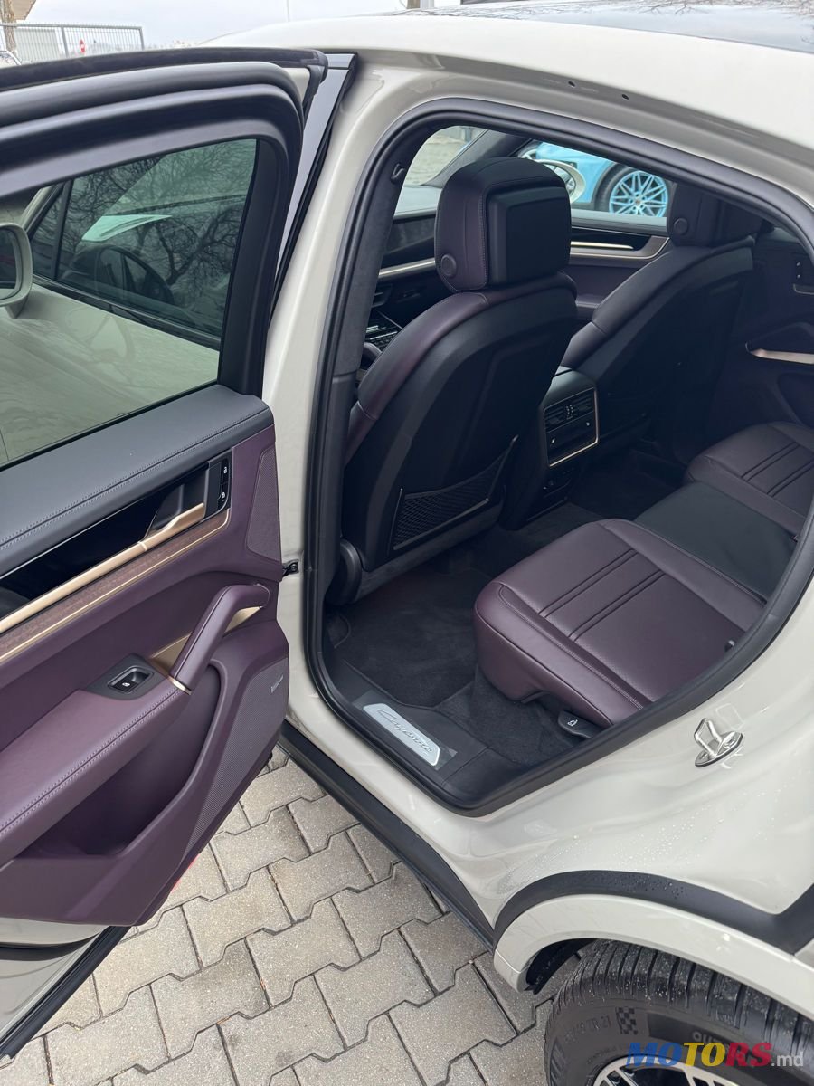 2024' Porsche Cayenne Coupe photo #6