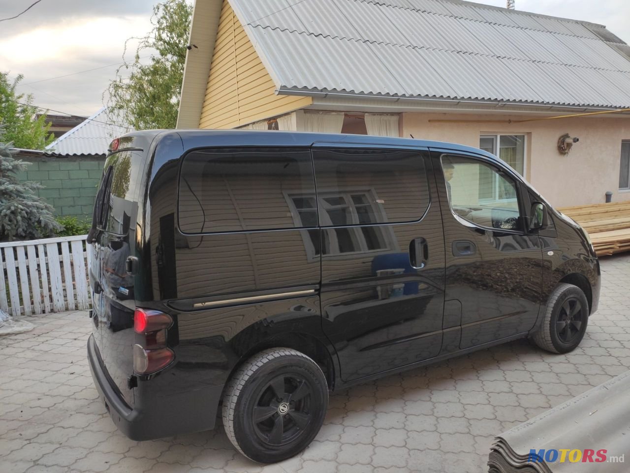 2011' Nissan NV200 photo #1