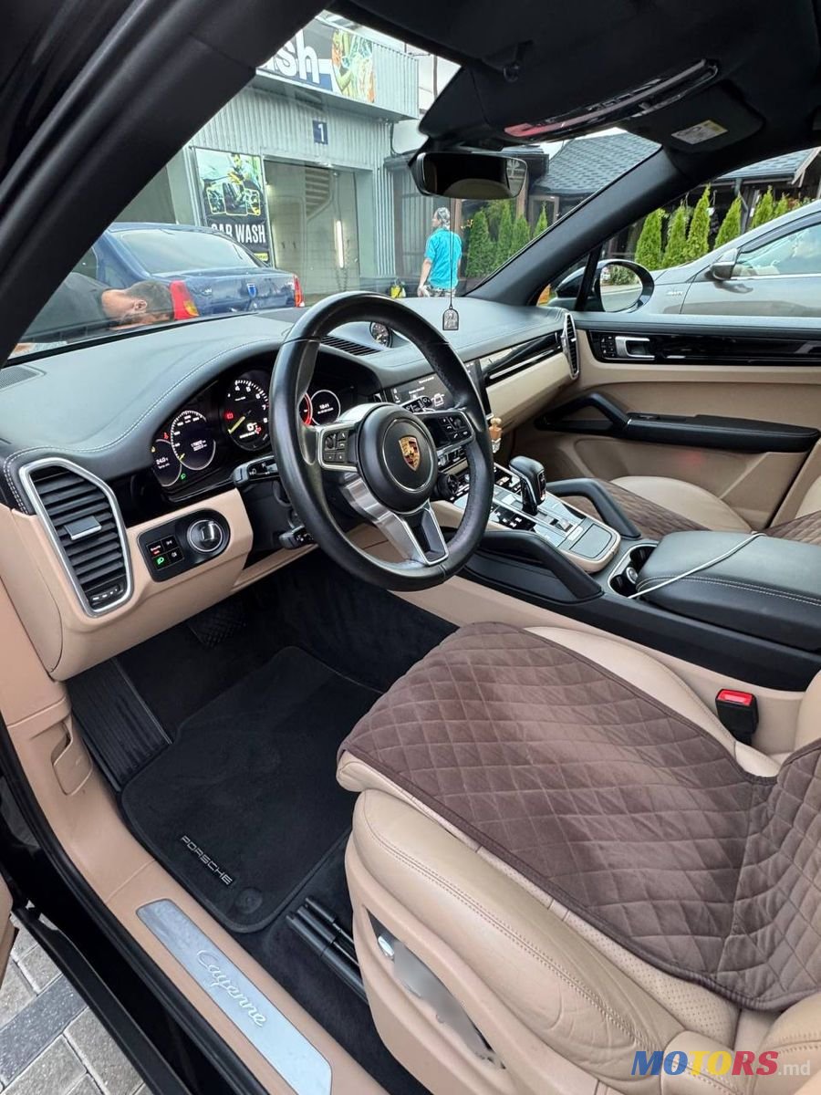 2020' Porsche Cayenne photo #5