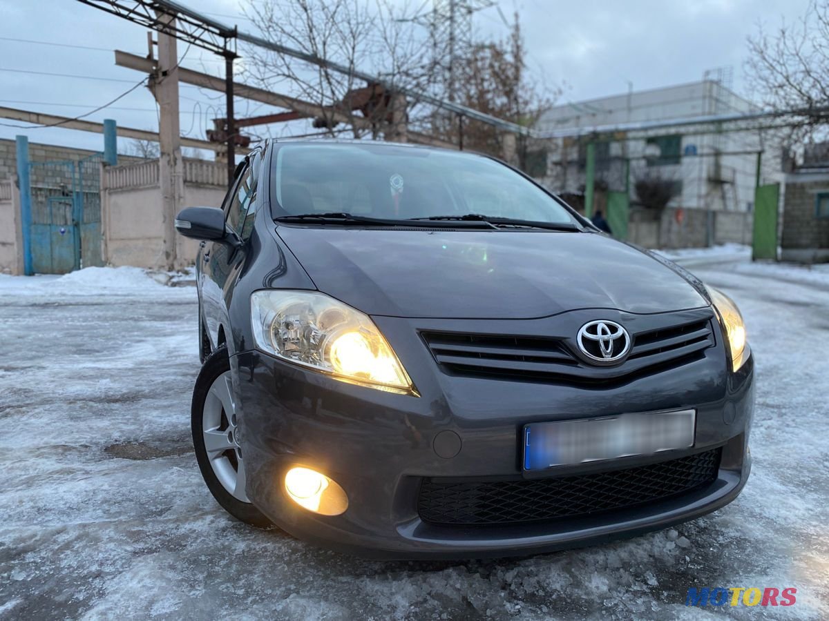 2011' Toyota Auris photo #1