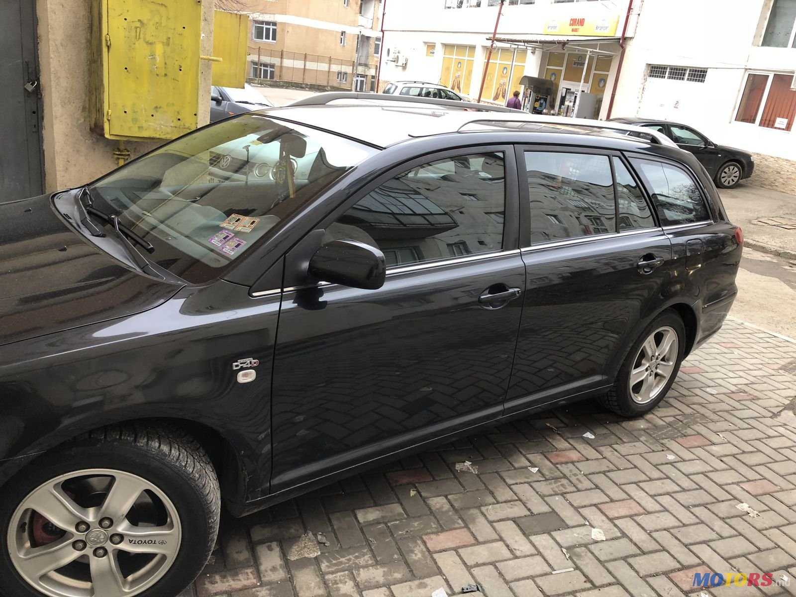 2004' Toyota Avensis photo #2