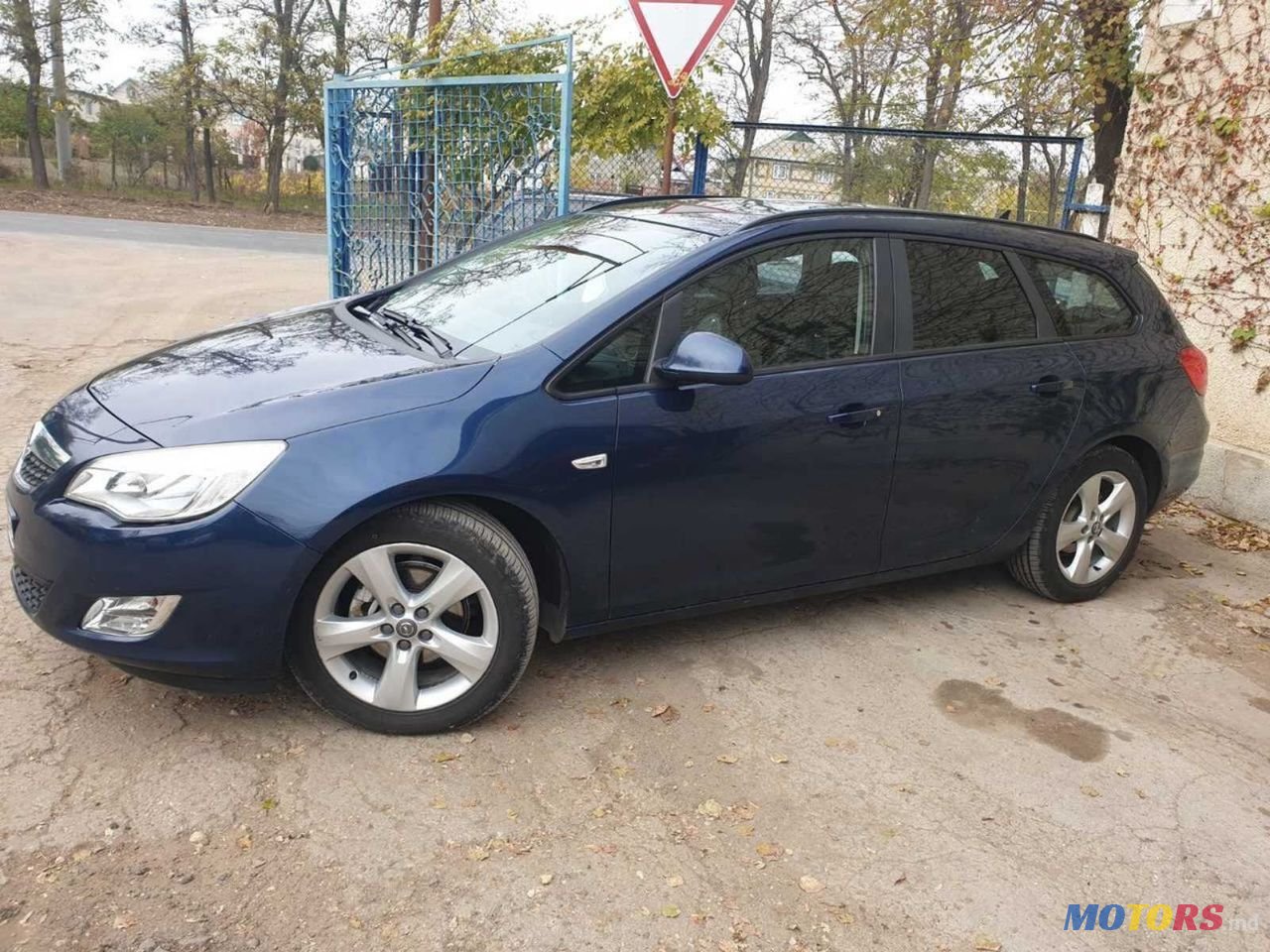 2011' Opel Astra photo #1