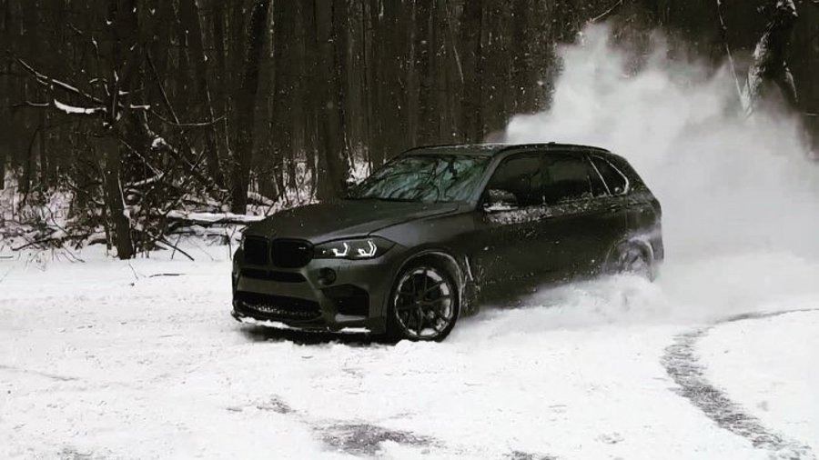 Unul dintre cele mai puternice BMW X5 M din România poate derapa frumos pe zăpadă