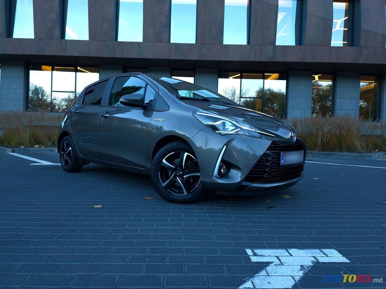 2017' Toyota Yaris photo #2