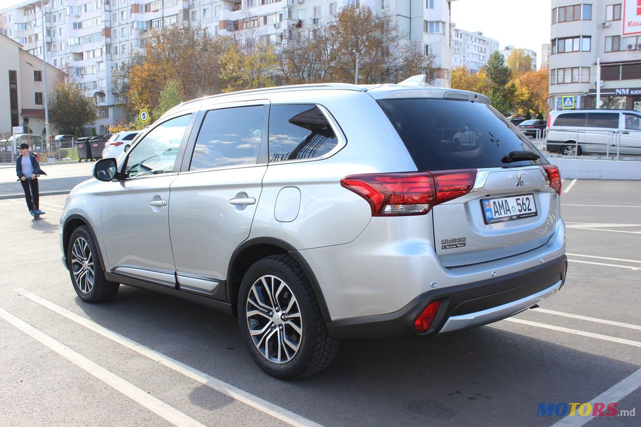 2017' Mitsubishi Outlander photo #6