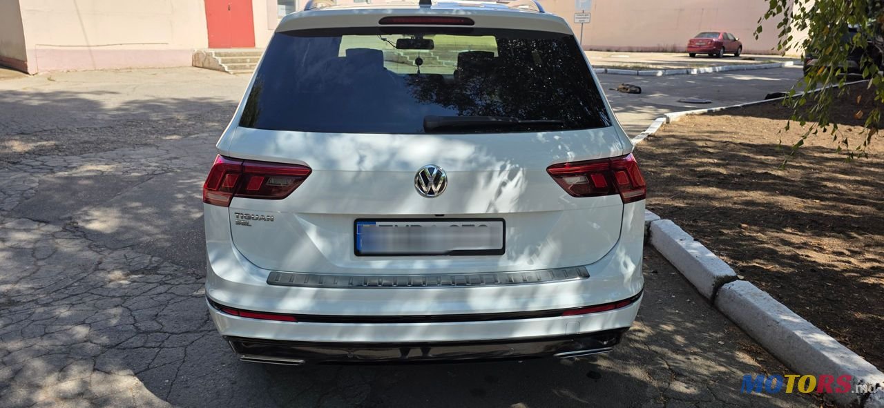 2019' Volkswagen Tiguan photo #3