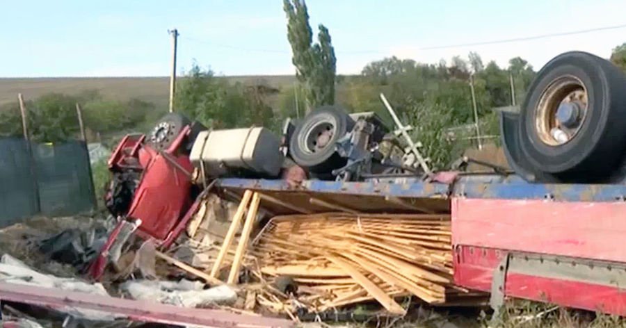 В Новоаненском районе грузовик въехал во двор дома: его не эвакуируют уже месяц